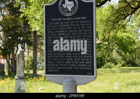 18. April 2021, Dallas, Texas: Bonnie Parker und Clyde Barrow fuhren am 23. Mai 1934 um 9:15 UHR IN eine Falle in der Nähe ihres Versteckes am Black Lake, Louisiana, und wurden in einer Staustufe von 167 Kugeln niedergeschossen. Bonnie Parker wurde voller Kugeln gefunden, die ein Maschinengewehr, ein Sandwich und eine Packung Zigaretten hielten.Clyde Barrow, kaum erkennbar, hielt einen Revolver fest.Obwohl sie im Leben miteinander verbunden waren, wurden Bonnie und Clyde in den Tod gespalten. Während das Paar Seite an Seite begraben werden wollte, ließ Bonnie's Mutter, die ihre Beziehung zu Clyde abgelehnt hatte, ihre Tochter in einem separaten Dall begraben Stockfoto