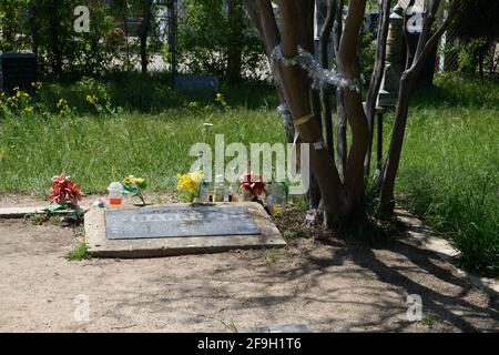 18. April 2021, Dallas, Texas: Bonnie Parker und Clyde Barrow fuhren am 23. Mai 1934 um 9:15 UHR IN eine Falle in der Nähe ihres Versteckes am Black Lake, Louisiana, und wurden in einer Staustufe von 167 Kugeln niedergeschossen. Bonnie Parker wurde voller Kugeln gefunden, die ein Maschinengewehr, ein Sandwich und eine Packung Zigaretten hielten.Clyde Barrow, kaum erkennbar, hielt einen Revolver fest.Obwohl sie im Leben miteinander verbunden waren, wurden Bonnie und Clyde in den Tod gespalten. Während das Paar Seite an Seite begraben werden wollte, ließ Bonnie's Mutter, die ihre Beziehung zu Clyde abgelehnt hatte, ihre Tochter in einem separaten Dall begraben Stockfoto