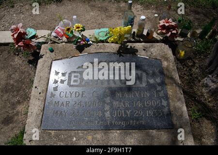 18. April 2021, Dallas, Texas: Bonnie Parker und Clyde Barrow fuhren am 23. Mai 1934 um 9:15 UHR IN eine Falle in der Nähe ihres Versteckes am Black Lake, Louisiana, und wurden in einer Staustufe von 167 Kugeln niedergeschossen. Bonnie Parker wurde voller Kugeln gefunden, die ein Maschinengewehr, ein Sandwich und eine Packung Zigaretten hielten.Clyde Barrow, kaum erkennbar, hielt einen Revolver fest.Obwohl sie im Leben miteinander verbunden waren, wurden Bonnie und Clyde in den Tod gespalten. Während das Paar Seite an Seite begraben werden wollte, ließ Bonnie's Mutter, die ihre Beziehung zu Clyde abgelehnt hatte, ihre Tochter in einem separaten Dall begraben Stockfoto