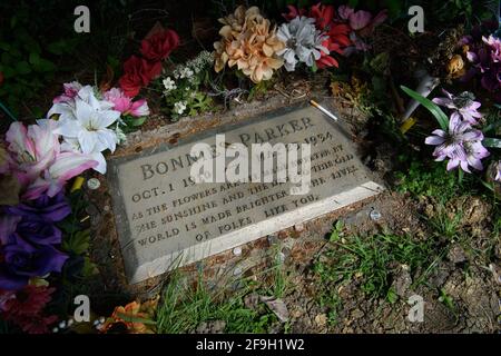 18. April 2021: Bonnie Parker und Clyde Barrow fuhren am 23. Mai 1934 um 9:15 UHR IN eine Falle in der Nähe ihres Versteckes am Black Lake, Louisiana, und wurden in einer Staustufe von 167 Kugeln niedergeschossen. Bonnie Parker wurde voller Kugeln gefunden, die ein Maschinengewehr, ein Sandwich und eine Packung Zigaretten hielten.Clyde Barrow, kaum erkennbar, hielt einen Revolver fest.Obwohl sie im Leben miteinander verbunden waren, wurden Bonnie und Clyde in den Tod gespalten. Während das Paar Seite an Seite begraben wollte, ließ Bonnie's Mutter, die ihre Beziehung zu Clyde abgelehnt hatte, ihre Tochter auf einem separaten Friedhof in Dallas begraben. Cl Stockfoto