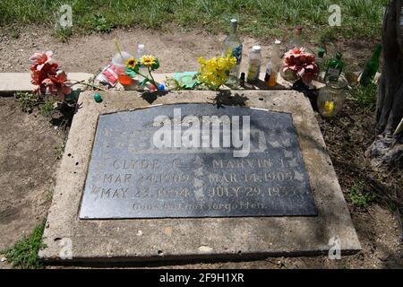 18. April 2021, Dallas, Texas: Bonnie Parker und Clyde Barrow fuhren am 23. Mai 1934 um 9:15 UHR IN eine Falle in der Nähe ihres Versteckes am Black Lake, Louisiana, und wurden in einer Staustufe von 167 Kugeln niedergeschossen. Bonnie Parker wurde voller Kugeln gefunden, die ein Maschinengewehr, ein Sandwich und eine Packung Zigaretten hielten.Clyde Barrow, kaum erkennbar, hielt einen Revolver fest.Obwohl sie im Leben miteinander verbunden waren, wurden Bonnie und Clyde in den Tod gespalten. Während das Paar Seite an Seite begraben werden wollte, ließ Bonnie's Mutter, die ihre Beziehung zu Clyde abgelehnt hatte, ihre Tochter in einem separaten Dall begraben Stockfoto