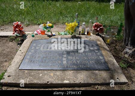 18. April 2021, Dallas, Texas: Bonnie Parker und Clyde Barrow fuhren am 23. Mai 1934 um 9:15 UHR IN eine Falle in der Nähe ihres Versteckes am Black Lake, Louisiana, und wurden in einer Staustufe von 167 Kugeln niedergeschossen. Bonnie Parker wurde voller Kugeln gefunden, die ein Maschinengewehr, ein Sandwich und eine Packung Zigaretten hielten.Clyde Barrow, kaum erkennbar, hielt einen Revolver fest.Obwohl sie im Leben miteinander verbunden waren, wurden Bonnie und Clyde in den Tod gespalten. Während das Paar Seite an Seite begraben werden wollte, ließ Bonnie's Mutter, die ihre Beziehung zu Clyde abgelehnt hatte, ihre Tochter in einem separaten Dall begraben Stockfoto