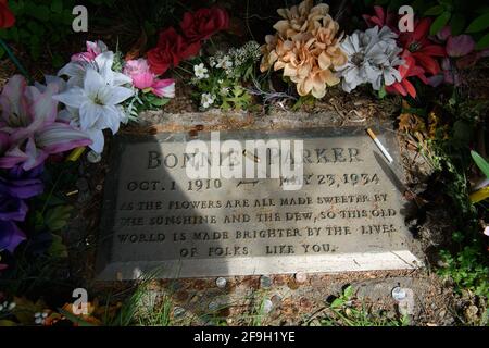 18. April 2021: Bonnie Parker und Clyde Barrow fuhren am 23. Mai 1934 um 9:15 UHR IN eine Falle in der Nähe ihres Versteckes am Black Lake, Louisiana, und wurden in einer Staustufe von 167 Kugeln niedergeschossen. Bonnie Parker wurde voller Kugeln gefunden, die ein Maschinengewehr, ein Sandwich und eine Packung Zigaretten hielten.Clyde Barrow, kaum erkennbar, hielt einen Revolver fest.Obwohl sie im Leben miteinander verbunden waren, wurden Bonnie und Clyde in den Tod gespalten. Während das Paar Seite an Seite begraben wollte, ließ Bonnie's Mutter, die ihre Beziehung zu Clyde abgelehnt hatte, ihre Tochter auf einem separaten Friedhof in Dallas begraben. Cl Stockfoto