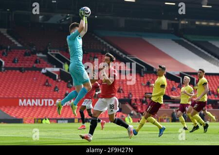 Manchester, Großbritannien. April 2021. Bruno Fernandes von Manchester United reagiert, als Burnley-Torwart Bailey Peacock-Farrell während des Spiels in der Premier League in Old Trafford, Manchester, Großbritannien, sparen kann. Bilddatum: Sonntag, 18. April 2021. Bildnachweis sollte lauten Kredit: Anthony Devlin/Alamy Live News Stockfoto