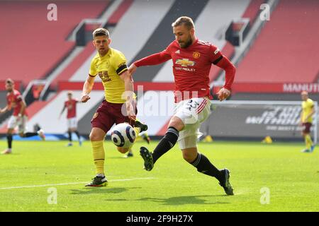 Manchester, Großbritannien. April 2021. Luke Shaw von Manchester United in Aktion während des Spiels in der Premier League in Old Trafford, Manchester, Großbritannien. Bilddatum: Sonntag, 18. April 2021. Bildnachweis sollte lauten Kredit: Anthony Devlin/Alamy Live News Stockfoto