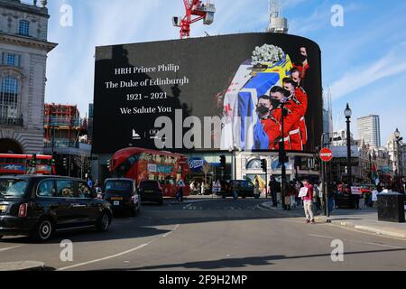 London, Großbritannien. 17. April 2021. Auf einer elektronischen Plakatwand auf dem Piccadilly Circus wurde die Hommage nach der Beerdigung von Prinz Philip ausgestellt. Quelle: Waldemar Sikora Stockfoto