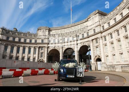 London, Großbritannien. 17. April 2021. Admiralty Arch zu Ehren des Todes von Prinz Philip - am Tag der Beerdigung. Quelle: Waldemar Sikora Stockfoto