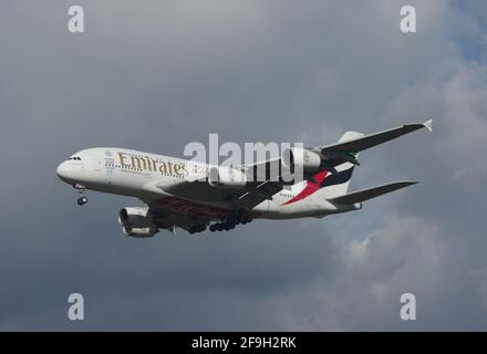 Düsseldorf, Deutschland - 25. Februar 2016 - Airbus A380-800 der Emirates Airline in der Nähe des Flughafens von Düsseldorf, während der endgültige Anflug Stockfoto