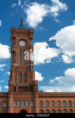 BERLIN, DEUTSCHLAND - 09. Mai 2020: BERLIN, DEUTSCHLAND 09. Mai 2020. Nahaufnahme des Roten Rathauses am Alexanderplatz mit schönen Wolken Stockfoto