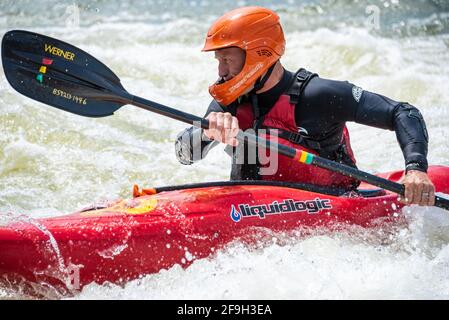 Wildwasser-Kajakfahren auf dem Chattahoochee River in Columbus, Georgia. (USA) Stockfoto