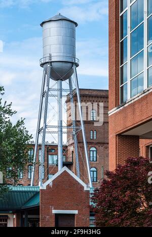 Historischer Wasserturm Eagle & Phenix Mill, gleich hinter dem Synovus Center und Chattahoochee River Club, in Uptown Columbus, Georgia. (USA) Stockfoto