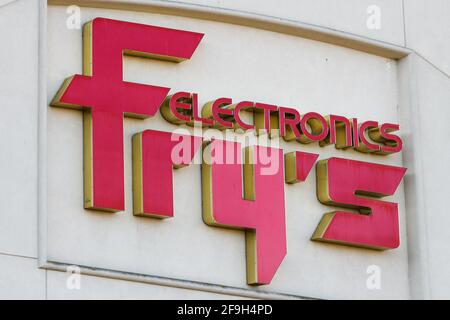 Renton, WA, USA - 18. April 2021; Ein Schild des Fry's Electronics-Geschäfts in rot vor einem Steinhintergrund. Die Kette schloss im Februar 2021 Stockfoto