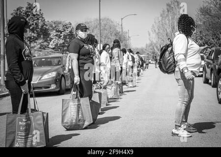CHICAGO, ILLINOIS USA 16. MAI 2020: WÄHREND DER COVID 19-KRISE GAB ES EINE LEBENSMITTELZULAGE AUF DER SÜDSEITE DER STADT, MARQUETTE PARK 6700 S. KEDZIE Stockfoto