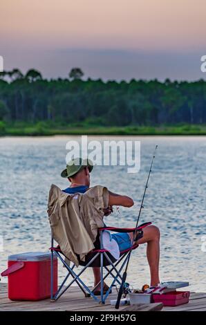 Ein Mann baits seinen Haken, wie er in der Bayou fischt, August 29, 2013, in Bayou La Batre, Alabama. (Foto von Carmen K. Sisson/Cloudybright) Stockfoto