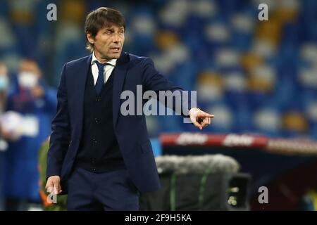 InterÕs der italienische Trainer Antonio Conte gesticuliert während des Fußballspiels der Serie A zwischen SSC Napoli und Inter im Diego Armando Maradona Stadium, Neapel, Italien, am 18. April 2021 Stockfoto