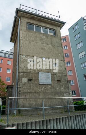 BERLIN, DEUTSCHLAND - 10. Mai 2020: BERLIN, DEUTSCHLAND 10. Mai 2020. Das Guenter Litfin Memorial in Berlin Mitte ist ein alter Wehrturm aus der DDR. Stockfoto