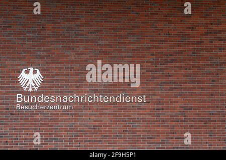 BERLIN, DEUTSCHLAND - 10. Mai 2020: BERLIN, DEUTSCHLAND 10. Mai 2020. Der Schriftzug am Eingang des Bundesnachmittlinganges in Berlin. Stockfoto