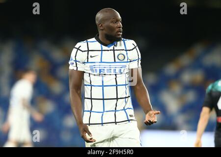 Der belgische Stürmer Romelu Lukaku von Inter schaut am 18. April 2021 während des Fußballspiels der Serie A zwischen SSC Napoli und Inter im Diego Armando Maradona Stadium, Neapel, Italien Stockfoto