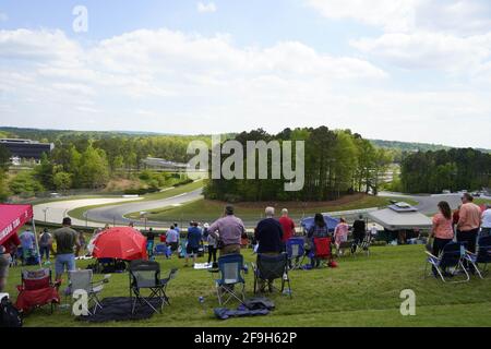 Birmingham, Alabama, USA. April 2021. Fans beobachten ihre Lieblingspiloten, während der Barber Motorsports Park Gastgeber des Honda Indy Grand Prix of Alabama in Birmingham, Alabama, ist. Quelle: Walter G Arce SR Grindstone Medi/ASP/ZUMA Wire/Alamy Live News Stockfoto