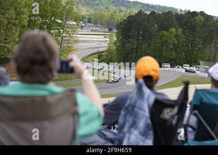 Birmingham, Alabama, USA. April 2021. Fans beobachten ihre Lieblingspiloten, während der Barber Motorsports Park Gastgeber des Honda Indy Grand Prix of Alabama in Birmingham, Alabama, ist. Quelle: Walter G Arce SR Grindstone Medi/ASP/ZUMA Wire/Alamy Live News Stockfoto