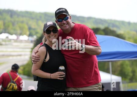 Birmingham, Alabama, USA. April 2021. Fans beobachten ihre Lieblingspiloten, während der Barber Motorsports Park Gastgeber des Honda Indy Grand Prix of Alabama in Birmingham, Alabama, ist. Quelle: Walter G Arce SR Grindstone Medi/ASP/ZUMA Wire/Alamy Live News Stockfoto