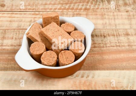 Pacoca, typische brasilianische Süßigkeiten, die auf den Junipartys gegessen werden (Festa Junina) Stockfoto