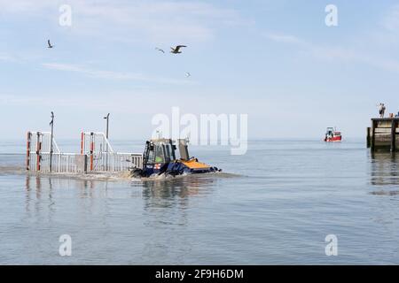 Strandschlepper, der vom Meer zum Ufer zurückkehrt, nachdem er ein Rettungsboot ins Meerwasser, Whitstable, Kent, gestartet hat Stockfoto