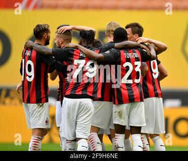 Mailand, Italien. April 2021. Die Spieler des AC Mailand feiern während eines Fußballspiels der Serie A zwischen dem AC Mailand und Genua in Mailand, Italien, am 18. April 2021. Quelle: Str/Xinhua/Alamy Live News Stockfoto