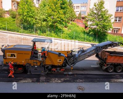 Usti nad Labem, Tschechische republik - 5.22.2018: Zwei Straßenarbeiter betreiben Straßenfräsmaschine Stockfoto