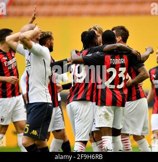 Mailand, Italien. April 2021. Die Spieler des AC Mailand feiern während eines Fußballspiels der Serie A zwischen dem AC Mailand und Genua in Mailand, Italien, am 18. April 2021. Quelle: Str/Xinhua/Alamy Live News Stockfoto