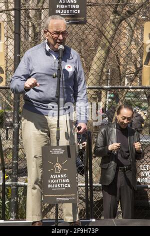 Kundgebung im Chinatown Park in NY City, um sich gegen die zunehmende Zahl von „asiatischen Hassverbrechen“ zu äußern, insbesondere gegen Frauen in NYC und in den USA seit der Ausbreitung von Covid-19. Der Mehrheitsvorsitzende des Senats, Chuck Schumer, spricht bei der Kundgebung. Stockfoto