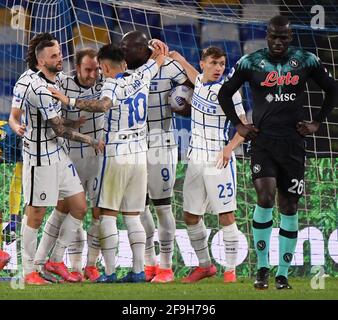 Neapel, Italien. April 2021. Die Spieler von Inter Mailand feiern am 18. April 2021 im Rahmen eines Fußballspiels der Serie A zwischen Napoli und Inter Mailand in Neapel, Italien. Quelle: Alberto Lingria/Xinhua/Alamy Live News Stockfoto