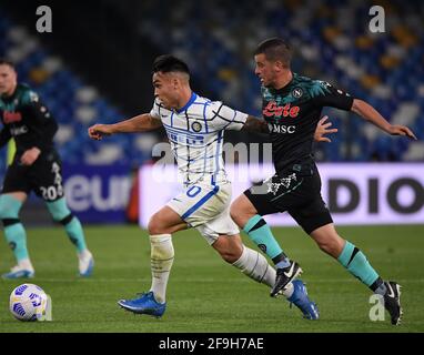 Neapel, Italien. April 2021. Lautaro Martinez (L) von Inter Mailand tritt am 18. April 2021 bei einem Fußballspiel der Serie A zwischen Napoli und Inter Mailand in Neapel, Italien, an. Quelle: Alberto Lingria/Xinhua/Alamy Live News Stockfoto