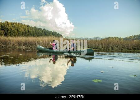 Nahaufnahme eines niedlichen kaukasischen Paares, das in einem Kajak gefahren ist Intermittierender See Stockfoto