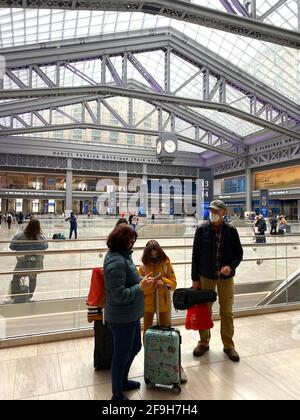 Die Familie wartet darauf, dass ihr Zug in der neuen Moynihan Train Hall, die sich auf der Penn Station in Manhattan befindet, an Bord geht. Stockfoto