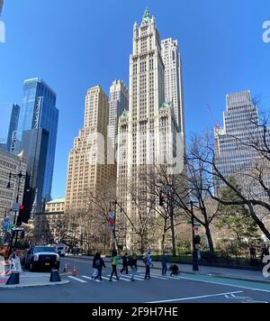 Blick über die Park Row im Finanzviertel am Woolworth Building am 233 Broadway. Es wurde 1913 errichtet und galt damals als das höchste Gebäude der Welt. Stockfoto