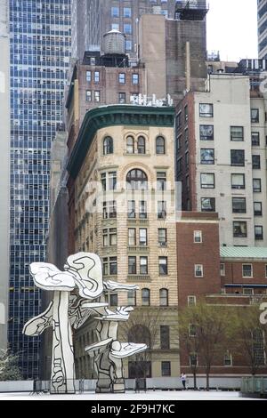 Die 25 Tonnen schwere Skulptur des französischen Bildhauers Jean Dubuffet‘Gruppe von vier Bäumen ist auf der Chase Manhattan Plaza zwischen Pine, Liberty, Nassau und William Street zu sehen. Besteht aus Glasfaser, Aluminium und Stahl, die in der Nähe von Paris hergestellt und 1972 zur Installation nach New York verschifft wurden. Es ist fast 4 Stockwerke hoch und damit eines der größten öffentlichen Kunstwerke von NYC Stockfoto