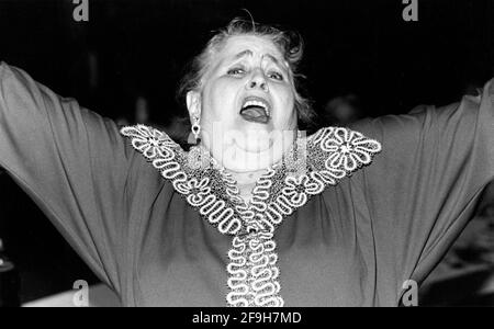 Frau singt Oper in einem Seniorenzentrum in Brooklyn, New York.