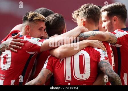 Madrid, Spanien. April 2021. Die Spieler von Atletico Madrid feiern im Rahmen eines Fußballspiels der spanischen Liga zwischen Atletico Madrid und SD Eibar am 18. April 2021 in Madrid, Spanien. Quelle: Edward F. Peters/Xinhua/Alamy Live News Stockfoto