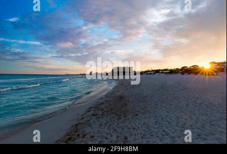 Playa Delfines (Dolphin Beach) mit dem Spitznamen El Mirador (The Lookout) einer der malerischsten öffentlichen Strände an der Riviera Maya. Stockfoto