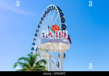 Cancun, Mexiko - 20. Dezember 2020: Größte Cancun Shopping Mall La Isla (die Insel), die alles von Souvenirs bis hin zu Markenmode verkauft. Ein Zuhause des Cancun Aquariums. Stockfoto