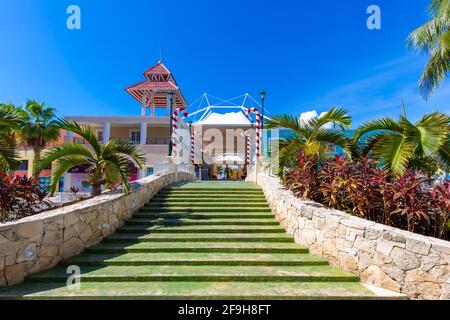 Cancun, Mexiko - 20. Dezember 2020: Größte Cancun Shopping Mall La Isla (die Insel), die alles von Souvenirs bis hin zu Markenmode verkauft. Ein Zuhause des Cancun Aquariums. Stockfoto