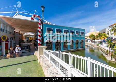 Cancun, Mexiko - 20. Dezember 2020: Größte Cancun Shopping Mall La Isla (die Insel), die alles von Souvenirs bis hin zu Markenmode verkauft. Ein Zuhause des Cancun Aquariums. Stockfoto