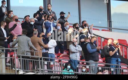 London, Großbritannien. April 2021. LONDON, Großbritannien, 18. APRIL: Fans während des Halbfinales des Emirates FA Cup zwischen Leicester City und Southampton im Wembley-Stadion, London am 18. April 2021 Quelle: Action Foto Sport/Alamy Live News Stockfoto