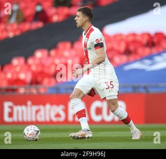 London, Großbritannien. April 2021. LONDON, Großbritannien, 18. APRIL: Southampton's Jan Bednarek während des Halbfinales des Emirates FA Cup zwischen Leicester City und Southampton im Wembley Stadion, London am 18. April 2021 Credit: Action Foto Sport/Alamy Live News Stockfoto