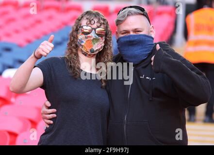 London, Großbritannien. April 2021. LONDON, Großbritannien, 18. APRIL: Fan während des Halbfinales des Emirates FA Cup zwischen Leicester City und Southampton im Wembley-Stadion, London am 18. April 2021 Quelle: Action Foto Sport/Alamy Live News Stockfoto