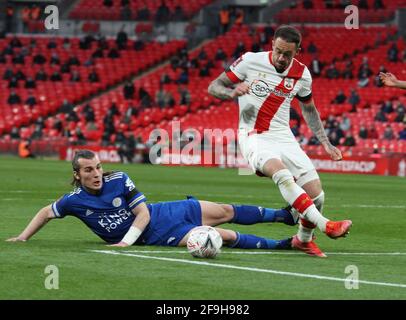 London, Großbritannien. April 2021. LONDON, Großbritannien, 18. APRIL: Caglar Soyuncu von L-R Leicester City und Danny Ings von Southampton während des Halbfinales des Emirates FA Cup zwischen Leicester City und Southampton im Wembley-Stadion, London am 18. April 2021 Credit: Action Foto Sport/Alamy Live News Stockfoto