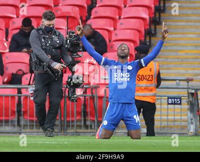 London, Großbritannien. April 2021. LONDON, Großbritannien, 18. APRIL: Kelechi Iheanacho von Leicester City feiert sein Ziel während des Halbfinales des Emirates FA Cup zwischen Leicester City und Southampton im Wembley-Stadion, London am 18. April 2021 Credit: Action Foto Sport/Alamy Live News Stockfoto