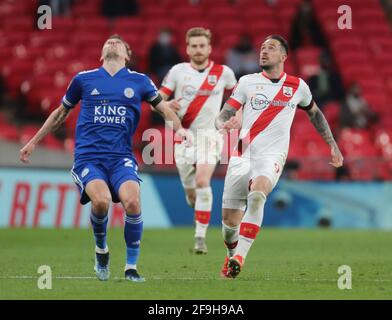 London, Großbritannien. April 2021. LONDON, Großbritannien, 18. APRIL: Timothy Castagne von L-R Leicester City und Danny Ings von Southampton während des Halbfinales des Emirates FA Cup zwischen Leicester City und Southampton im Wembley-Stadion, London am 18. April 2021 Quelle: Action Foto Sport/Alamy Live News Stockfoto