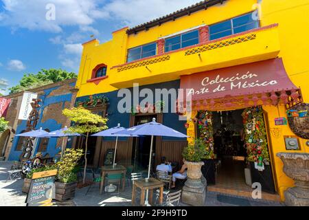 Guadalajara, Tlaquepaque, Mexiko-20 April, 2020: Tlaquepaque malerische bunte Straßen während einer touristischen Hochsaison. Stockfoto